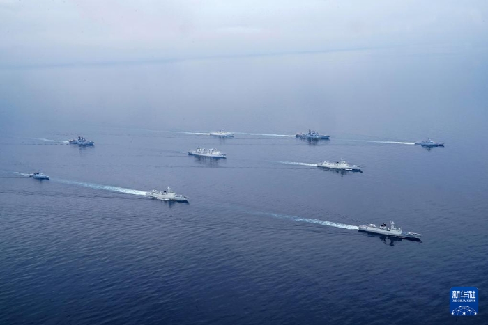 2023年7月20日，在日本海某海域進(jìn)行的“北部·聯(lián)合-2023”演習(xí)中，中俄參演艦艇編隊(duì)開展海空護(hù)航演練。新華社發(fā)（劉丹 攝）
