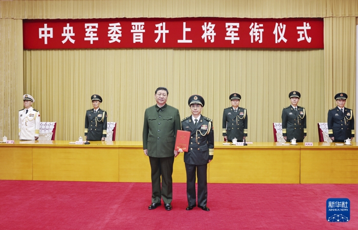 7月9日，中央軍委晉升上將軍銜儀式在北京八一大樓舉行。中央軍委主席習(xí)近平向晉升上將軍銜的中央軍委政治工作部常務(wù)副主任何宏軍頒發(fā)命令狀。新華社記者 李剛 攝