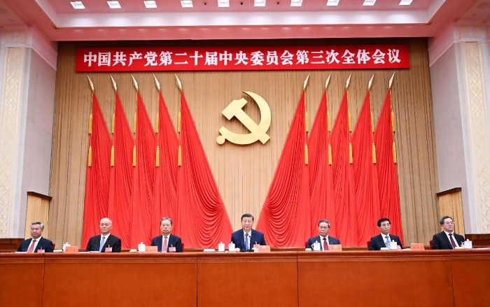 中國(guó)共產(chǎn)黨第二十屆中央委員會(huì)第三次全體會(huì)議，于2024年7月15日至18日在北京舉行。這是習(xí)近平、李強(qiáng)、趙樂際、王滬寧、蔡奇、丁薛祥、李希等在主席臺(tái)上。新華社記者 謝環(huán)馳 攝