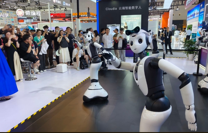 2024年7月5日，在上海舉行的2024世界人工智能大會上，一家人工智能公司推出的“具身智能本體”跳舞機器人，吸引觀眾前來參觀。新華社記者 黃曉勇 攝