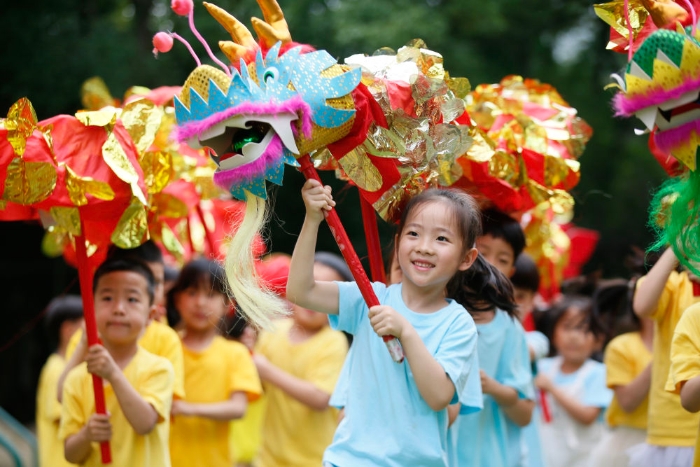 2024年5月30日，浙江省溫嶺市中心幼兒園的小朋友在舞龍。新華社發（周學軍 攝）