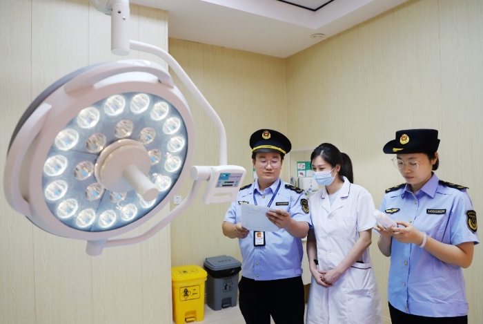 圖為8月7日，該局監(jiān)管人員在一家醫(yī)療美容機構(gòu)檢查醫(yī)療器械。