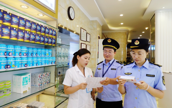 圖為8月7日，該局監管人員在一家眼鏡店檢查隱形眼鏡。