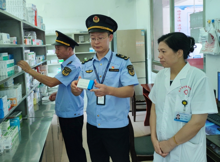 圖為該局執法人員在一家鄉鎮衛生院檢查藥品有效期。（鄢國卿 攝）