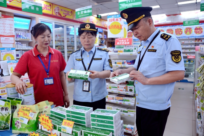 圖為8月12日，該局執法人員在一家藥店檢查藥品質量。