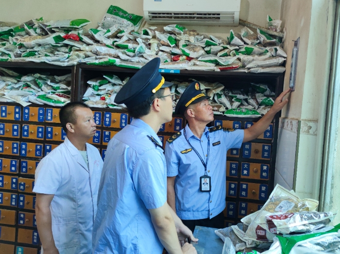 圖為該局執(zhí)法人員在一家零售藥店檢查中藥飲片儲存環(huán)境溫濕度。（鄢國卿 攝）