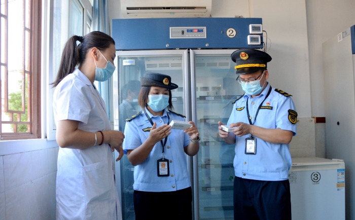 圖為8月28日，該局執法人員在一家鄉鎮衛生院檢查疫苗儲存情況。（文光輝　攝）