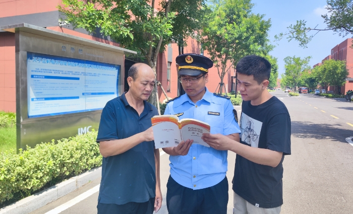 圖為第五分局向企業(yè)和社會公眾普及藥械化相關(guān)法律法規(guī)。（楊永波 攝）