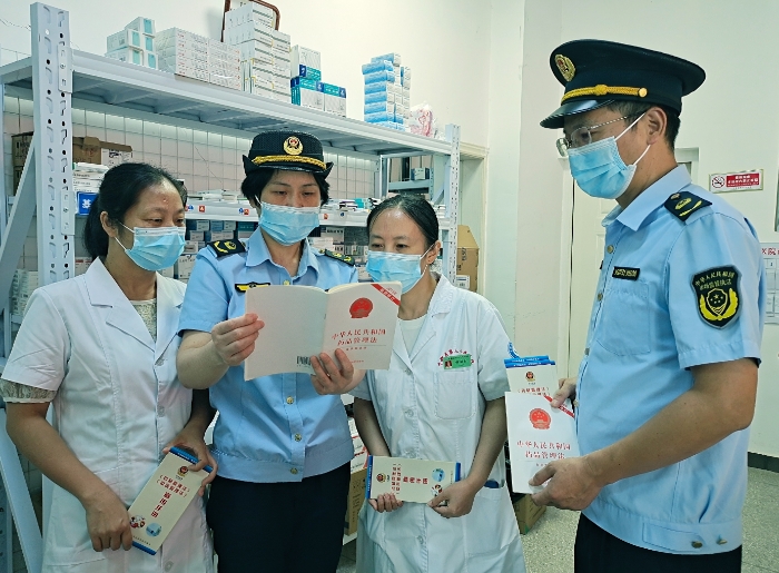 圖為8月29日，該局監(jiān)管人員在醫(yī)療機(jī)構(gòu)宣傳《藥品管理法》。