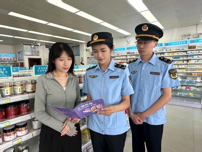 圖為8月28日，該局工作人員向購買藥品的群眾進(jìn)行藥品相關(guān)法律宣貫。