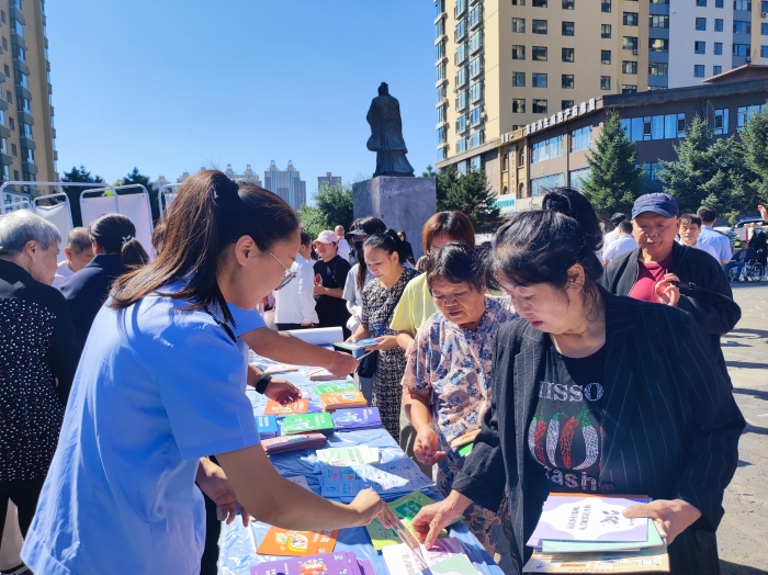 圖為監管人員向居民發放用藥安全科普手冊