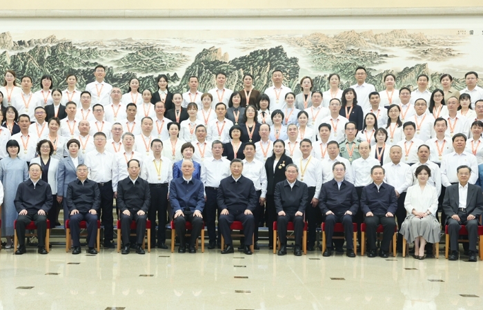 9月9日，黨和國家領導人習近平、李強、蔡奇、丁薛祥等在北京接見參加慶祝第四十個教師節暨全國教育系統先進集體和先進個人表彰活動代表。新華社記者 鞠鵬 攝