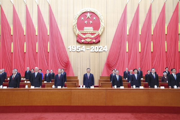 9月14日上午，中共中央、全國人大常委會在北京人民大會堂隆重舉行慶祝全國人民代表大會成立70周年大會。習近平、李強、趙樂際、王滬寧、蔡奇、丁薛祥、李希、韓正等出席大會。新華社記者 鞠鵬 攝