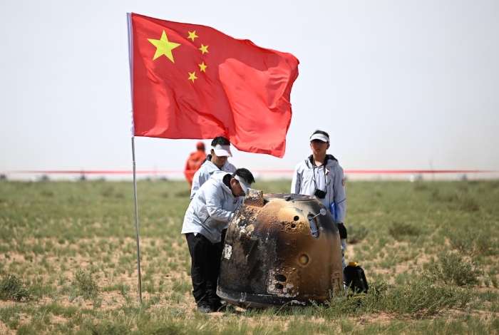 6月25日14時7分，嫦娥六號返回器攜帶來自月背的月球樣品安全著陸在內蒙古四子王旗預定區域，探月工程嫦娥六號任務取得圓滿成功。新華社記者 貝赫 攝