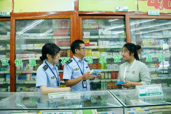 圖為南寧市青秀區市場監管局執法人員對一家藥店在售藥品進行檢查。（何正君 攝）