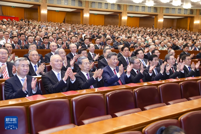 9月29日晚，慶祝中華人民共和國成立75周年音樂會在京舉行。習(xí)近平、李強、趙樂際、王滬寧、蔡奇、丁薛祥、李希、韓正等黨和國家領(lǐng)導(dǎo)人，同3000多名觀眾一起觀看演出。新華社記者 鞠鵬 攝
