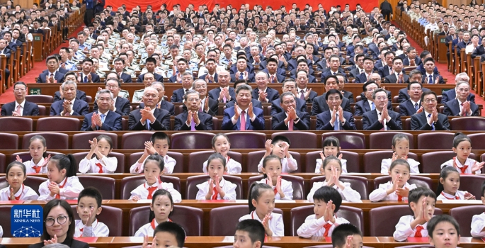 9月29日晚，慶祝中華人民共和國成立75周年音樂會在京舉行。習(xí)近平、李強、趙樂際、王滬寧、蔡奇、丁薛祥、李希、韓正等黨和國家領(lǐng)導(dǎo)人，同3000多名觀眾一起觀看演出。新華社記者 申宏 攝