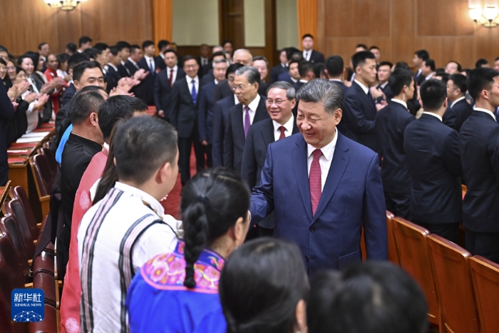 9月29日晚，慶祝中華人民共和國成立75周年音樂會在京舉行。習(xí)近平、李強、趙樂際、王滬寧、蔡奇、丁薛祥、李希、韓正等黨和國家領(lǐng)導(dǎo)人，同3000多名觀眾一起觀看演出。新華社記者 燕雁 攝