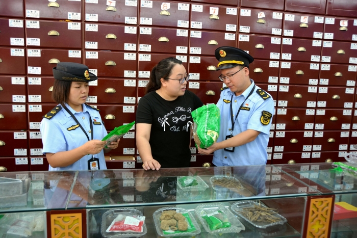 圖為10月9日，該局青羊鎮市場監管所執法人員在一家藥店檢查中藥飲片是否變質。（文光輝 攝）