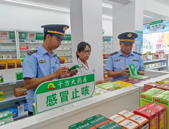 圖為該局執法人員在一家藥店檢查感冒藥質量。（鄢國卿 攝）