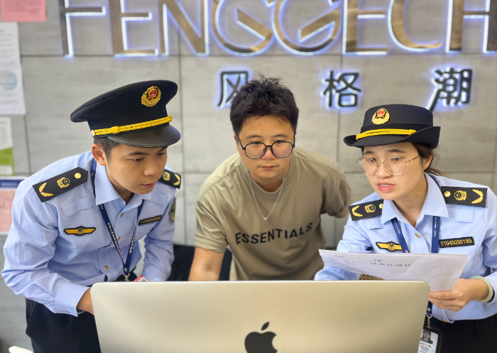 圖為該局執法人員在一家美發店內開展檢查。（孫俊輝 孫建新攝）