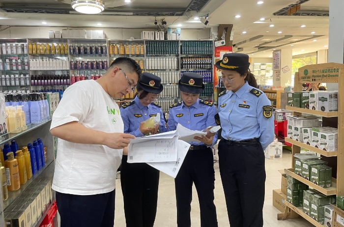 圖為山東濱州開展市縣鄉三級聯動染發類化妝品專項檢查。（劉瑾 魯化宣 攝）