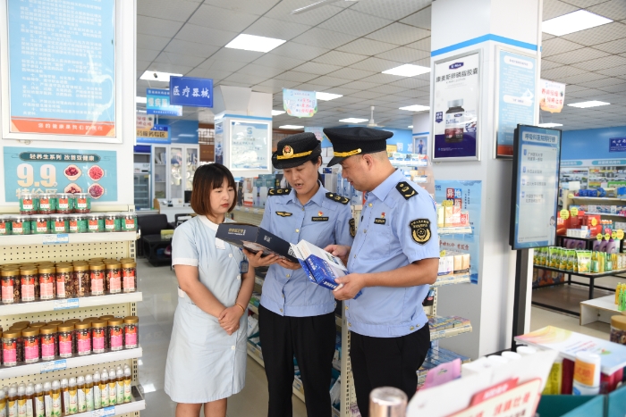 圖為該局執法人員在一家醫療器械經營企業檢查腰椎固定帶的標簽標識等情況。