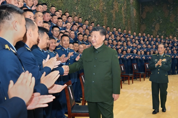 11月4日，中共中央總書記、國家主席、中央軍委主席習近平到空降兵軍視察。這是習近平親切接見空降兵軍官兵代表。新華社記者 李剛 攝