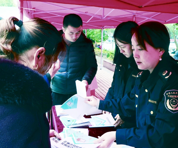 圖③為2023年11月15日，衡陽市市場監管局工作人員在安全用藥月啟動儀式現場發放安全用械科普資料。