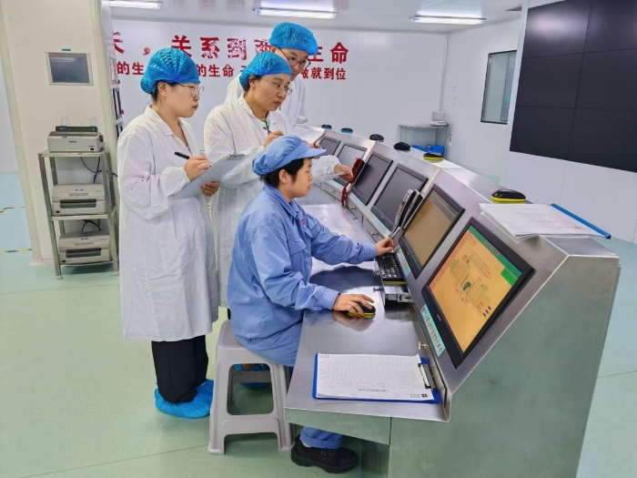 圖為第三分局執法人員在一家生產企業車間現場檢查第二類精神藥品生產過程環境在線監測情況。