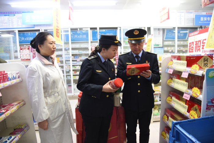 圖為11月29日，開封市市場監(jiān)管局城鄉(xiāng)一體化示范區(qū)分局金耀市場監(jiān)管所執(zhí)法人員在一家藥店檢查滋補類藥品的包裝、標(biāo)簽。