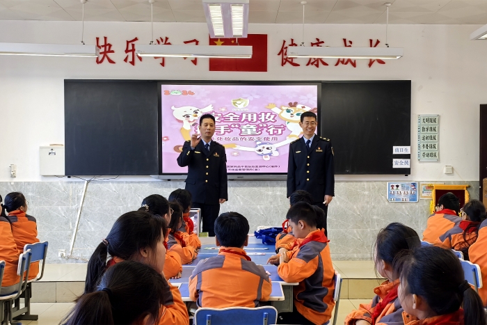 圖為灞橋區市場監管局工作人員向師生介紹化妝品相關知識。