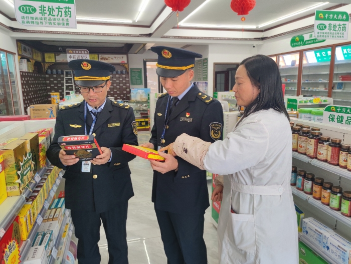 圖為該局執(zhí)法人員在一家藥品零售企業(yè)檢查補血、補氣藥品。（通訊員鄢國卿 攝）