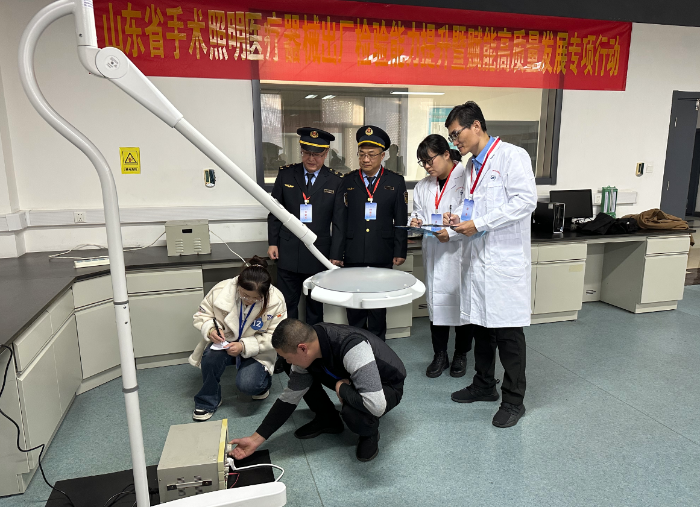 圖為參賽人員正在進(jìn)行手術(shù)輔助照明設(shè)備對(duì)地漏電流項(xiàng)目檢驗(yàn)考試。