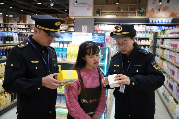 圖為該局執(zhí)法人員在一家商超指導檢查兒童化妝品的標簽標識信息。（蔣嬋玨 孫建新 攝）