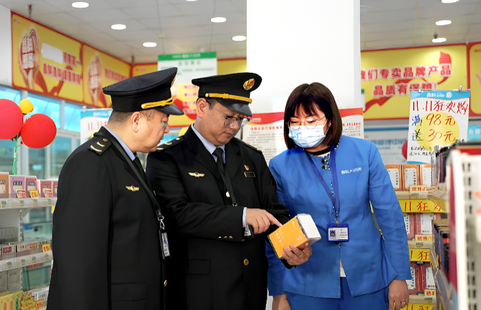 圖為12月9日，該局執法人員在一家零售藥店通過檢查包裝信息查驗中藥飲片。