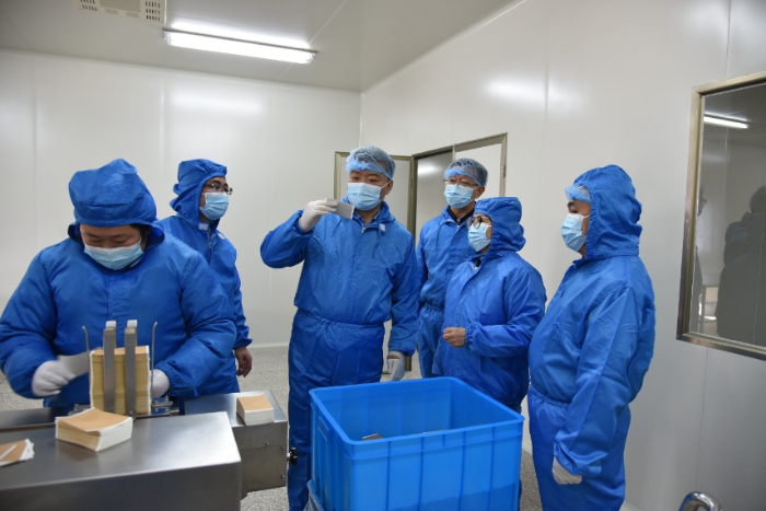 圖為甘肅省藥監局黨組書記、局長吉永鋒（右四）帶領調研組在白銀振亞衛生材料有限公司查看祖師麻關節止痛膏生產情況 。 （盧昌貴 攝）