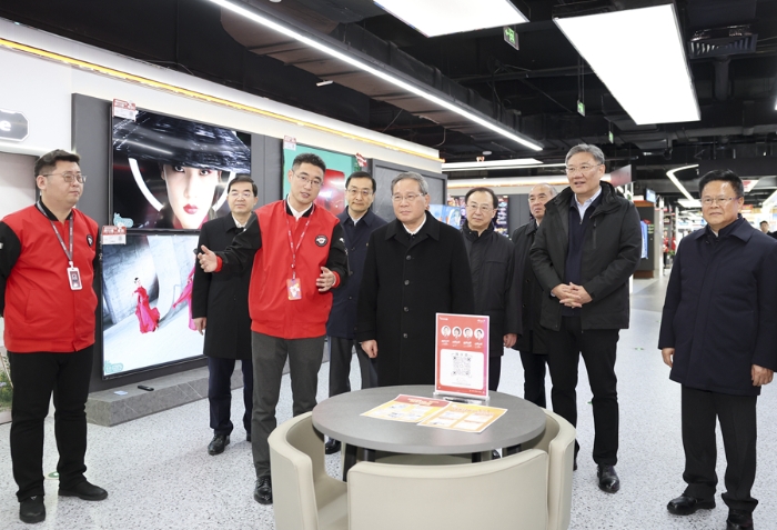 1月2日，中共中央政治局常委、國務院總理李強在山東濟南調研。這是李強在位于濟南市泉城路的京東電器旗艦店，了解家用電器、手機銷售等情況。新華社記者 丁海濤 攝