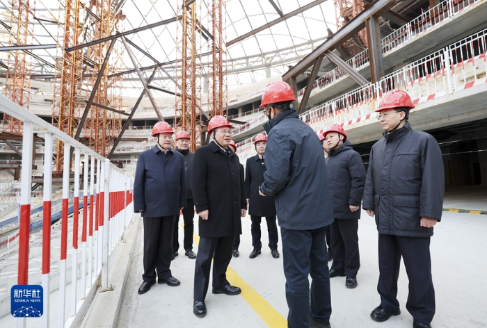 1月2日，中共中央政治局常委、國務院總理李強在山東濟南調研。這是李強在黃河體育中心察看施工進展。新華社記者 丁海濤 攝