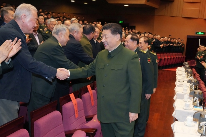 1月17日下午，中央軍委慰問駐京部隊老干部迎新春文藝演出在北京舉行。中共中央總書記、國家主席、中央軍委主席習近平觀看演出，向在座的軍隊老同志，向全軍離退休老干部，致以節日問候和新春祝福。新華社記者 李剛 攝