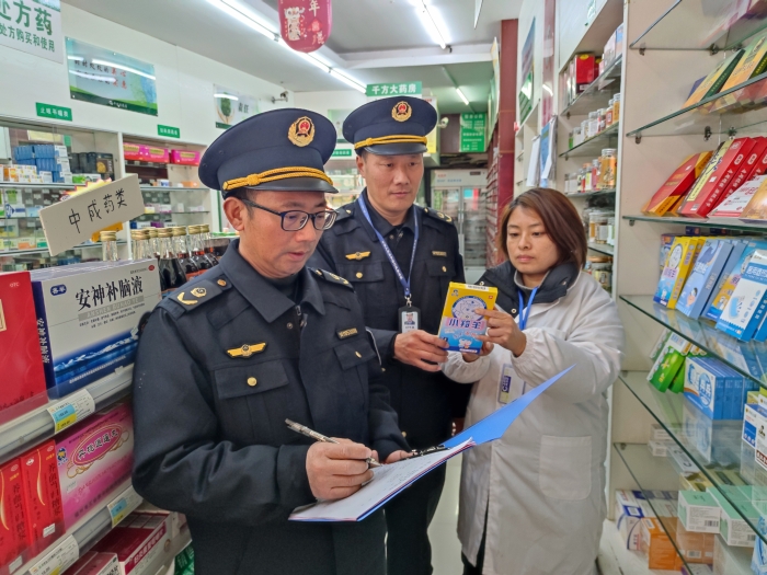 圖為近日，該局執(zhí)法人員在一家零售藥店檢查退熱貼標(biāo)簽標(biāo)識。（鄢國卿 攝）