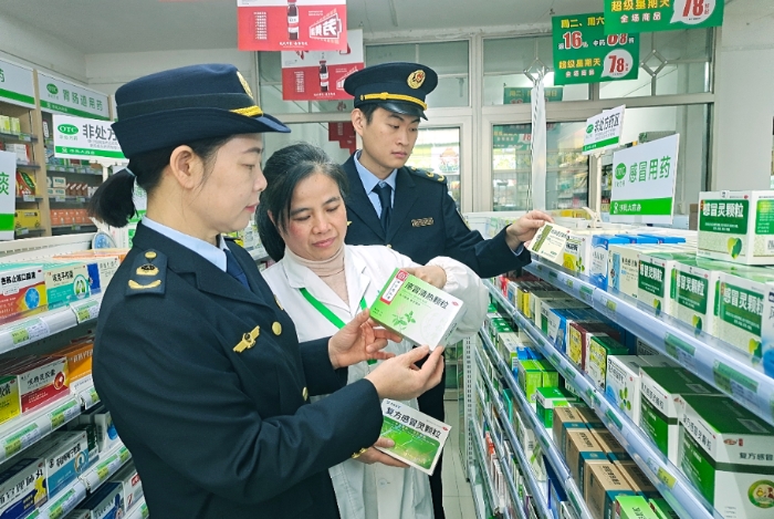 圖為2月6日，該局執法人員對一家藥店在售藥品進行檢查。（通訊員 王雨林攝）