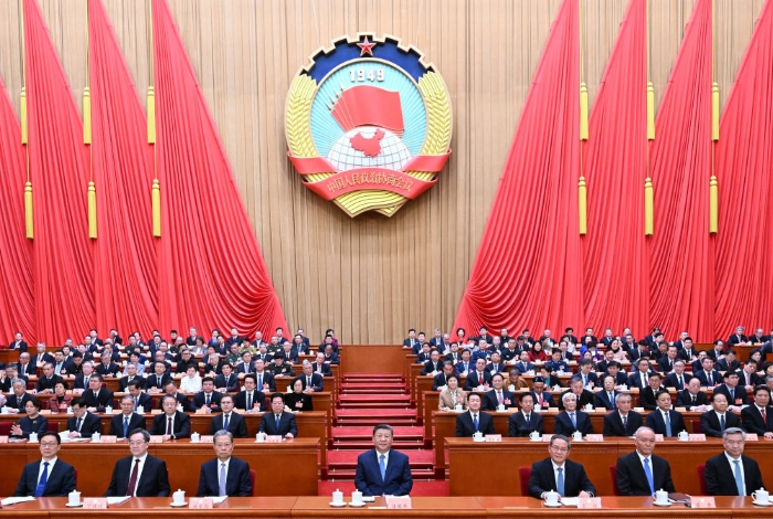 3月4日下午，中國人民政治協商會議第十四屆全國委員會第三次會議在北京人民大會堂開幕。這是習近平、李強、趙樂際、蔡奇、丁薛祥、李希、韓正在主席臺就座。新華社記者 謝環馳 攝
