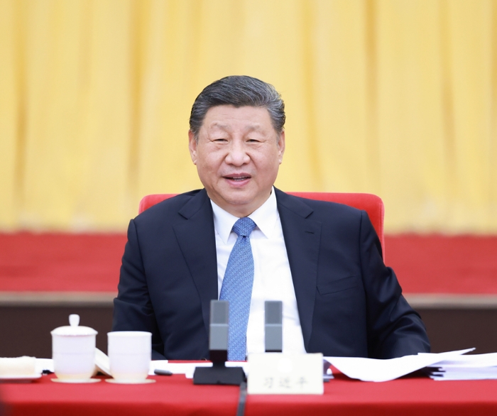 3月6日下午，中共中央總書記、國家主席、中央軍委主席習近平看望參加全國政協十四屆三次會議的民盟、民進、教育界委員，并參加聯組會，聽取意見和建議。 新華社記者 王曄 攝