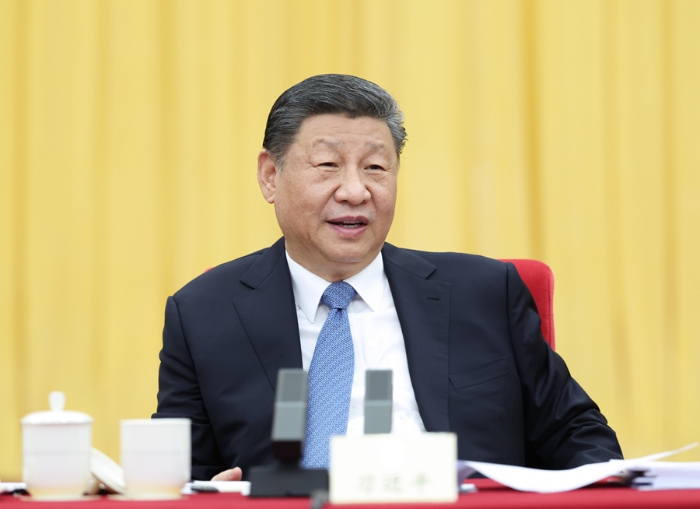 3月6日下午，中共中央總書記、國家主席、中央軍委主席習近平看望參加全國政協十四屆三次會議的民盟、民進、教育界委員，并參加聯組會，聽取意見和建議。 新華社發（盛佳鵬攝）