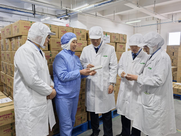 圖為檢查人員在庫房查看產品出入庫情況。（姜彥君 攝）