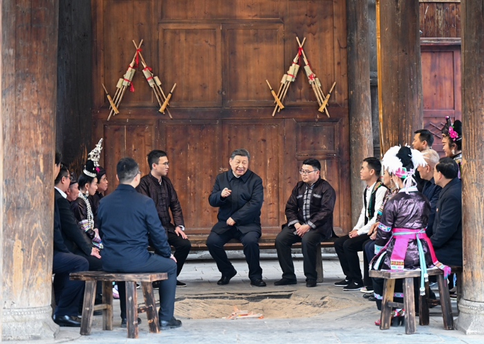 2025年3月17日至18日，中共中央總書記、國家主席、中央軍委主席習近平在貴州考察。這是17日下午，習近平在黔東南州黎平縣肇興侗寨考察時，在信團鼓樓同村干部和村民代表圍坐在火塘邊，共話鄉(xiāng)村全面振興。