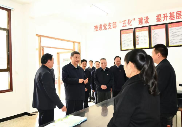 2024年3月19日，習近平總書記在湖南常德市鼎城區(qū)謝家鋪鎮(zhèn)港中坪村黨群服務中心了解當?shù)貫榛鶎訙p負、提升基層治理效能等情況。