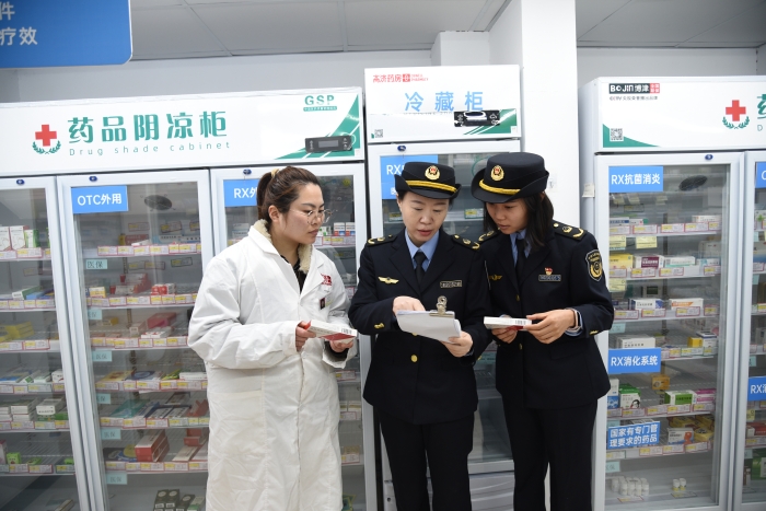 圖為4月3日，該局執(zhí)法人員在一家藥店核對(duì)藥品的購(gòu)進(jìn)渠道信息。（通訊員 韓吳琦攝）