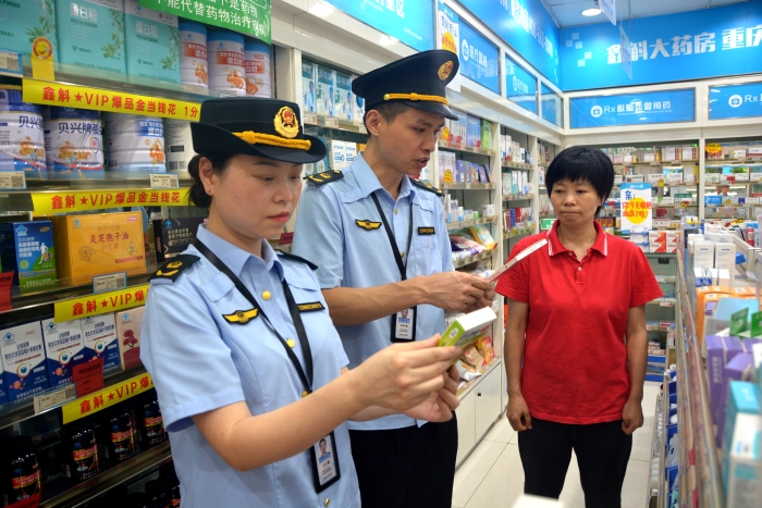 圖為6月18日，該局執(zhí)法人員在一家藥店對是否銷售回流藥進行核查。（通訊員 文光輝攝）